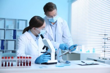 Tıbbi analiz. Laboratuvarda mikroskopla çalışan bilim adamları