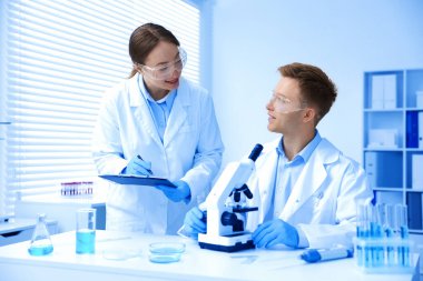 Tıbbi analiz. Laboratuvarda mikroskopla çalışan bilim adamları