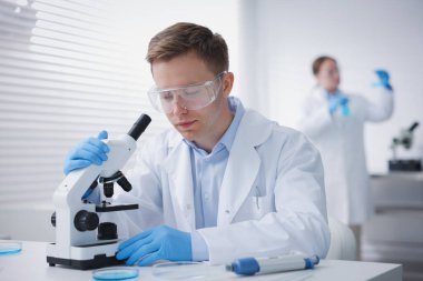 Tıbbi analiz. Laboratuvarda numunelerle çalışan bilim adamları, seçici odaklanma