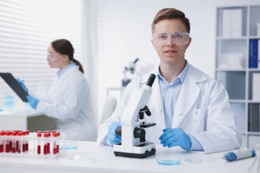 Tıbbi analiz. Laboratuvarda numunelerle çalışan bilim adamları, seçici odaklanma