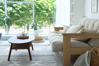 Kahve masası, kanepe ve dekor yemek odasında. İç tasarım