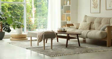 Kahve masası, kanepe, bank ve dekor yemek odasında. İç tasarım