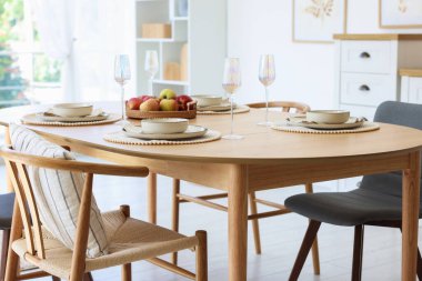 Yemek odasında güzel bir masa, sandalye ve dekor var. İç tasarım