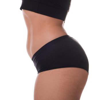 Beyaz arka planda iç çamaşırlı kadın, yakın plan.