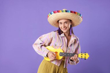 Şapkalı gülümseyen kadın menekşe arka planda ukulele çalıyor.