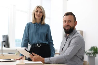 Ofisteki belgelerle gülümseyen iş ortaklarının portresi