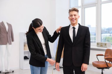 Atölyedeki adama terzi ceketi.