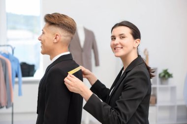 Atölyedeki adama terzi ceketi.