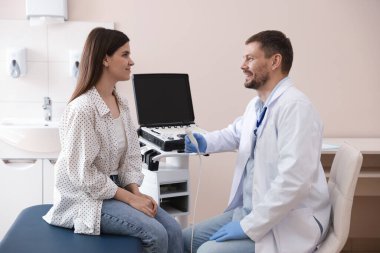 Klinikteki ultrason muayenesinden önce kadın sonograf danışmanı.