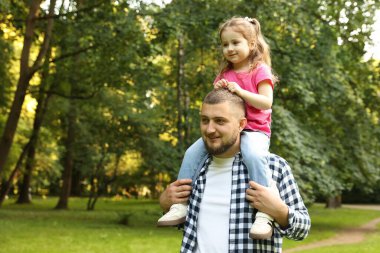 Babalar Günün kutlu olsun. Babası ve küçük kızı parkta birlikte vakit geçiriyorlar.