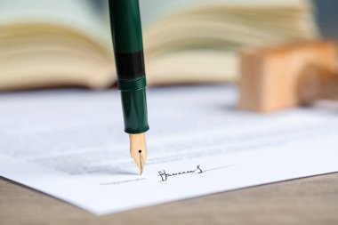 Masada dolma kalemle noter belgesi imzalanması, seçici odak