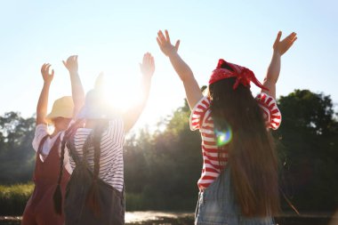 Tatlı küçük kızlar güneşli bir günde doğada vakit geçiriyorlar.