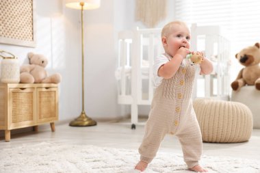 Işık odasında oyuncaklarla oynayan şirin bir bebek. Metin için boşluk