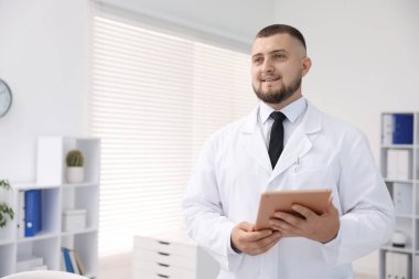 Klinikte tabletli doktor, mesaj için yer var. Online tıbbi danışmanlık