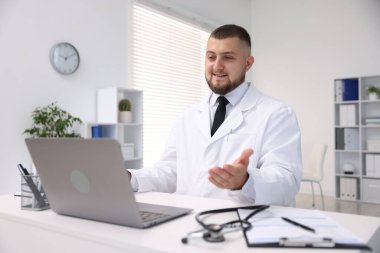 Klinikte bilgisayarla online danışmanlık yapan bir doktor