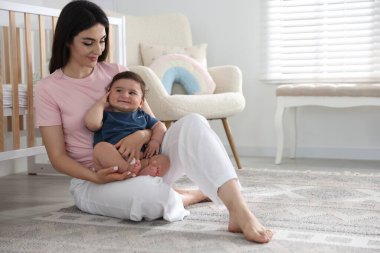 Mutlu bir anne ve evde küçük sevimli bir bebeği var, mesaj atmak için yer var.