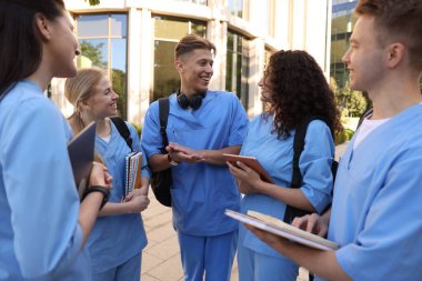 Dışarıya yakın bir yerde üniformalı bir grup tıp öğrencisi.