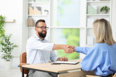 Ofiste masada el sıkışan iş ortakları
