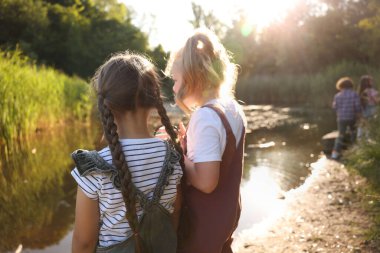 Çocuklar doğada vakit geçirir, seçici odaklanır.