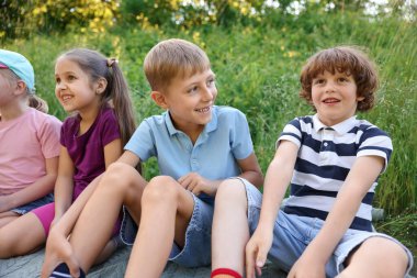 Çocuklar yaz günü doğada vakit geçirirler.