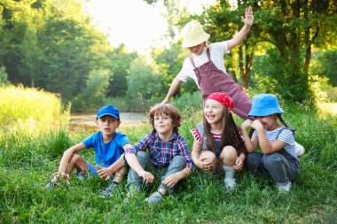 Bir grup çocuk doğada vakit geçiriyor.