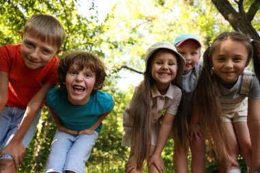 Doğada sevimli çocuklar, düşük açı.