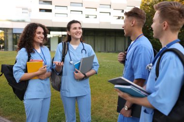 Dışarıya yakın bir yerde üniformalı bir grup tıp öğrencisi.