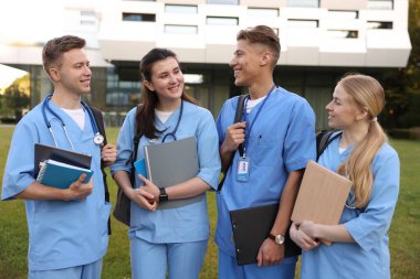 Dışarıya yakın bir yerde üniformalı bir grup tıp öğrencisi.