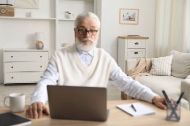 Üst düzey bir adam içeride bilgisayarla öğreniyor. Kendi kendine çalışma.