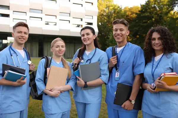 Dışarıya yakın bir yerde üniformalı bir grup tıp öğrencisi.