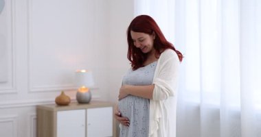 Evde karnı dokunmadan güzel hamile kadın