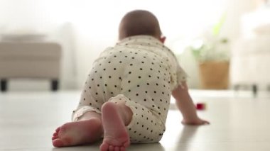 Evde yerde sürünerek şirin bebek