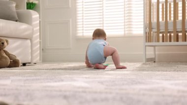 Evde yerde sürünen sevimli küçük bebek, arka manzara.