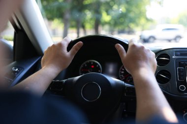 Direksiyonlu bir adam, yakın plan.