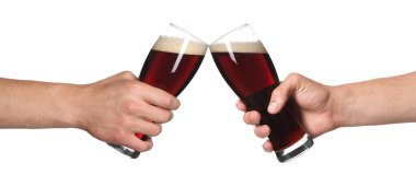 Erkekler beyaz arka planda bira bardaklarını tokuşturuyorlar.