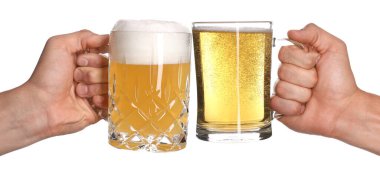 Erkekler beyaz arka planda bira bardaklarını tokuşturuyorlar.