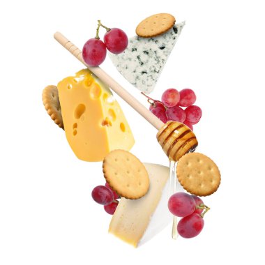 Peynir ürünleri beyaz arka planda havada. Farklı peynir, üzüm, kraker ve bal çeşitleri.