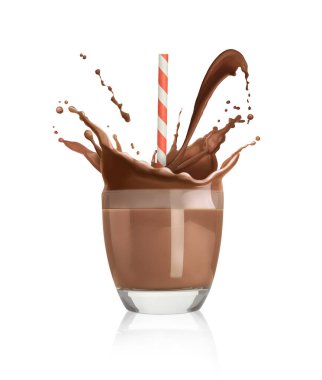 Çikolatalı süt beyaz arka planda bardağa sıçrıyor.