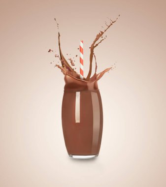 Bej renkli arkaplanda bardağa dökülen çikolatalı süt.