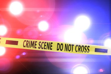 Polis kırmızı ve mavi ışıklar ve sarı suç mahalli çapraz şerit değil