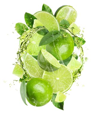 Taze limon ve su sıçratan içecekler beyaz arka planda