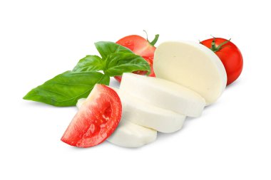 Taze mozzarella, domates ve fesleğen beyaza izole edilmiş.