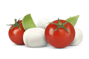 Taze mozzarella, domates ve fesleğen beyaza izole edilmiş.
