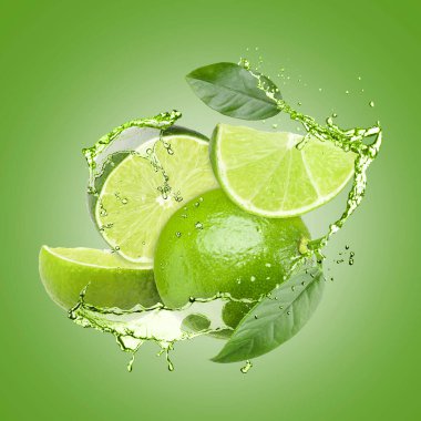 Taze limonlar, yapraklar ve içecekler yeşil arka planda havada sıçrıyor.