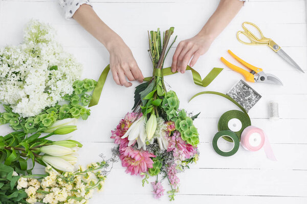 Цветочный букет цветов за белым деревянным столом, вид сверху