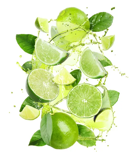 Taze limon ve su sıçratan içecekler beyaz arka planda