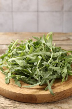 Taze yeşil roka yaprakları ahşap masada, yakın plan.