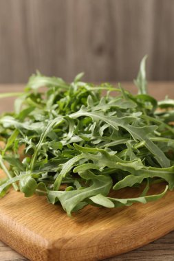 Taze taze yeşil roka yaprakları masada, yakın plan.