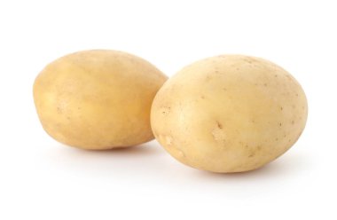 İki taze çiğ patates.