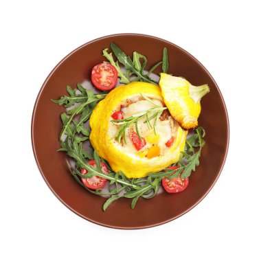 Doldurulmuş domatesli ve roka aromalı dolma kabağı beyaza izole edilmiş.